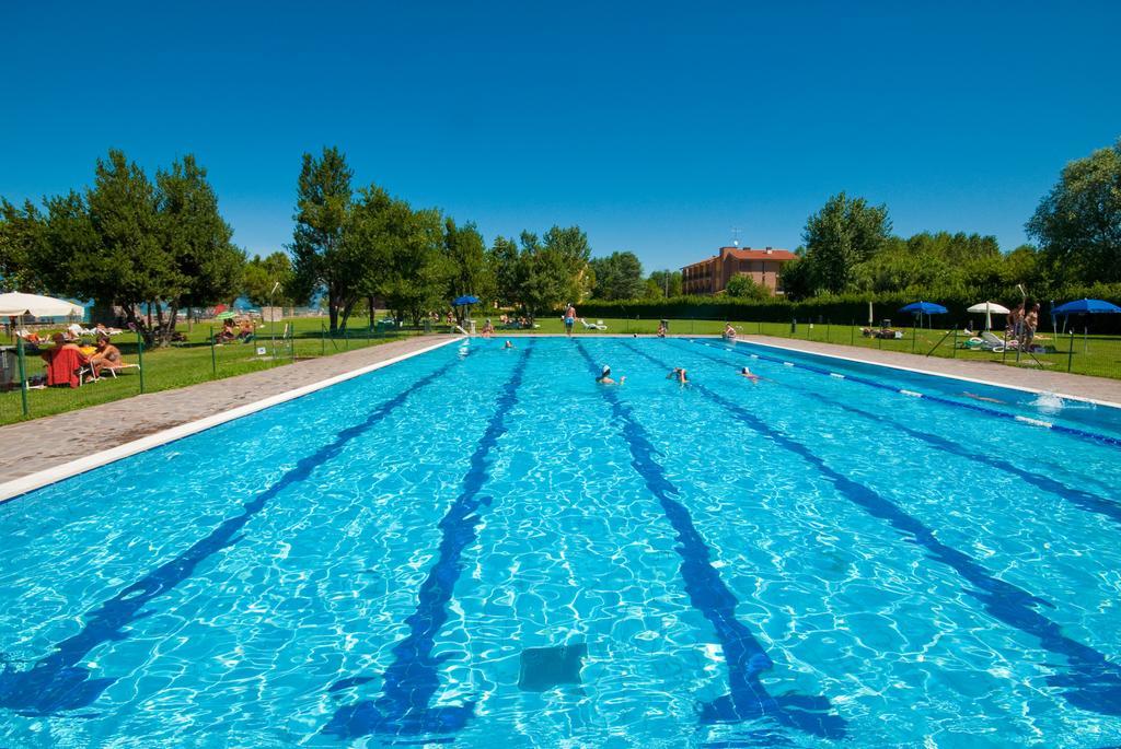 Campeggio Del Garda Peschiera del Garda Bagian luar foto