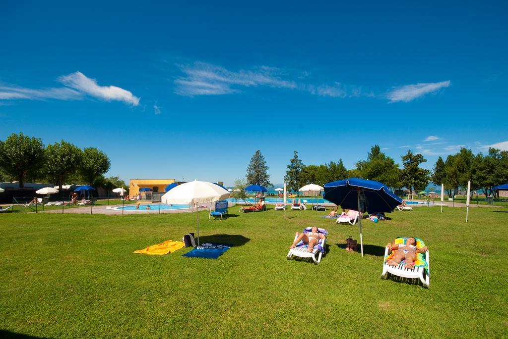 Campeggio Del Garda Peschiera del Garda Bagian luar foto