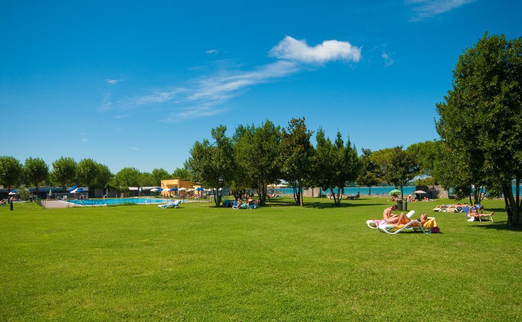 Campeggio Del Garda Peschiera del Garda Bagian luar foto